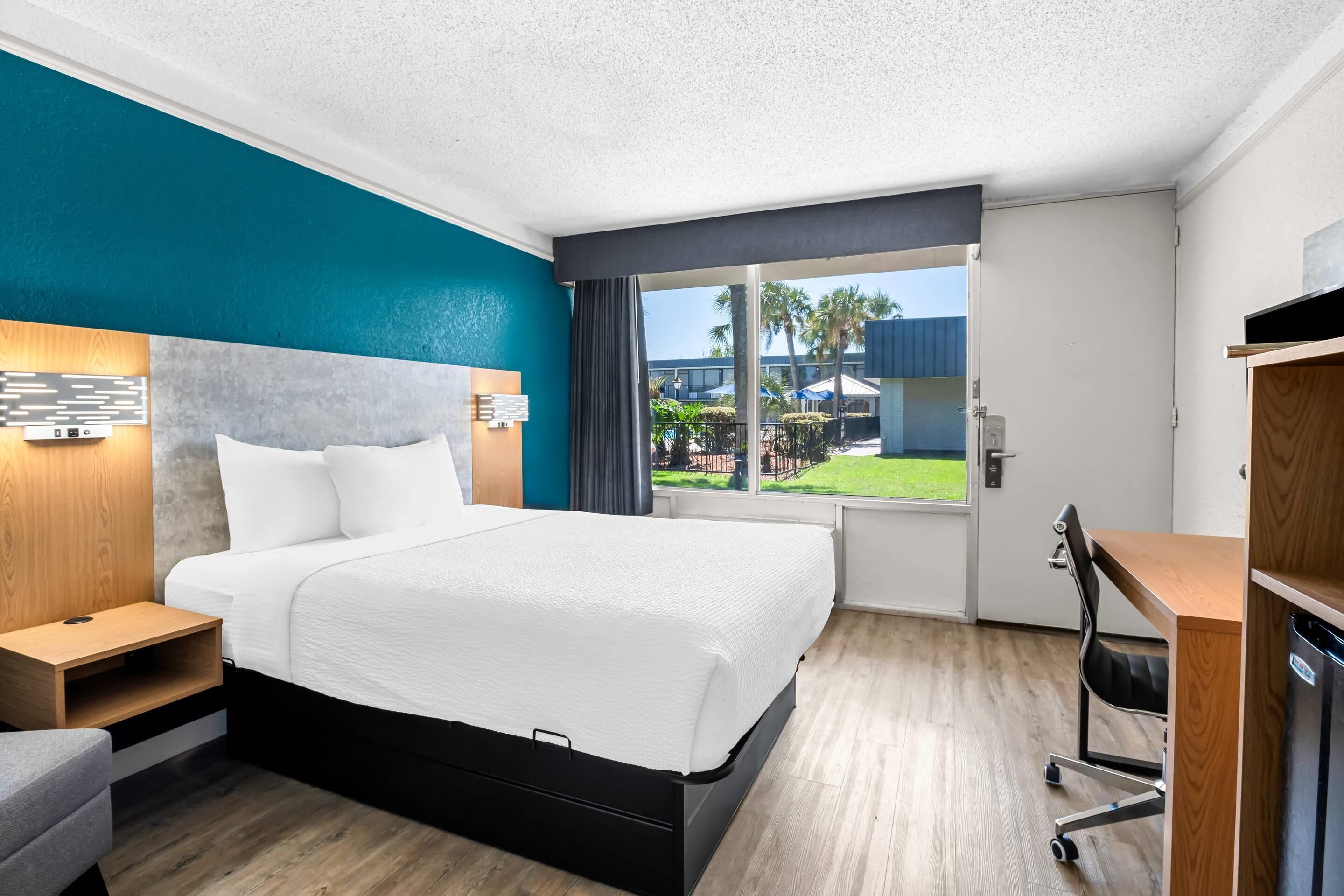 غرفة - سرير كبير - تجهيزات لذوي الاحتياجات الخاصة - لغير المدخن ين | مكتب ومكواة/لوح كي وواي فاي مجانًا