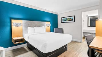 Escritorio, tabla de planchar con plancha y wifi gratis