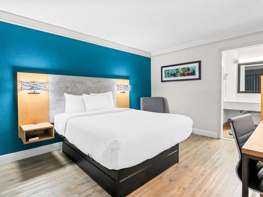 Standaard kamer, 1 queensize bed, niet-roken | Een bureau, een strijkplank/strijkijzer, gratis wifi