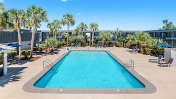 Una piscina al aire libre de temporada