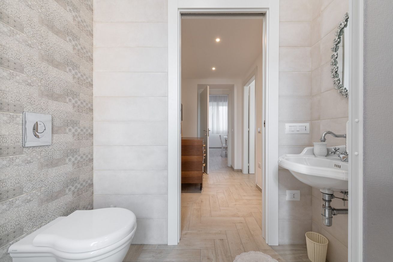 Ducha, secador de pelo, bidet, toallas