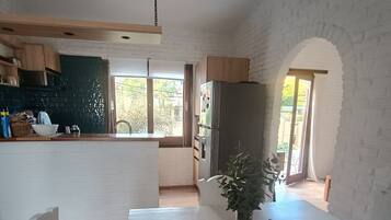 Frigorífico, microondas, horno y cafetera o tetera