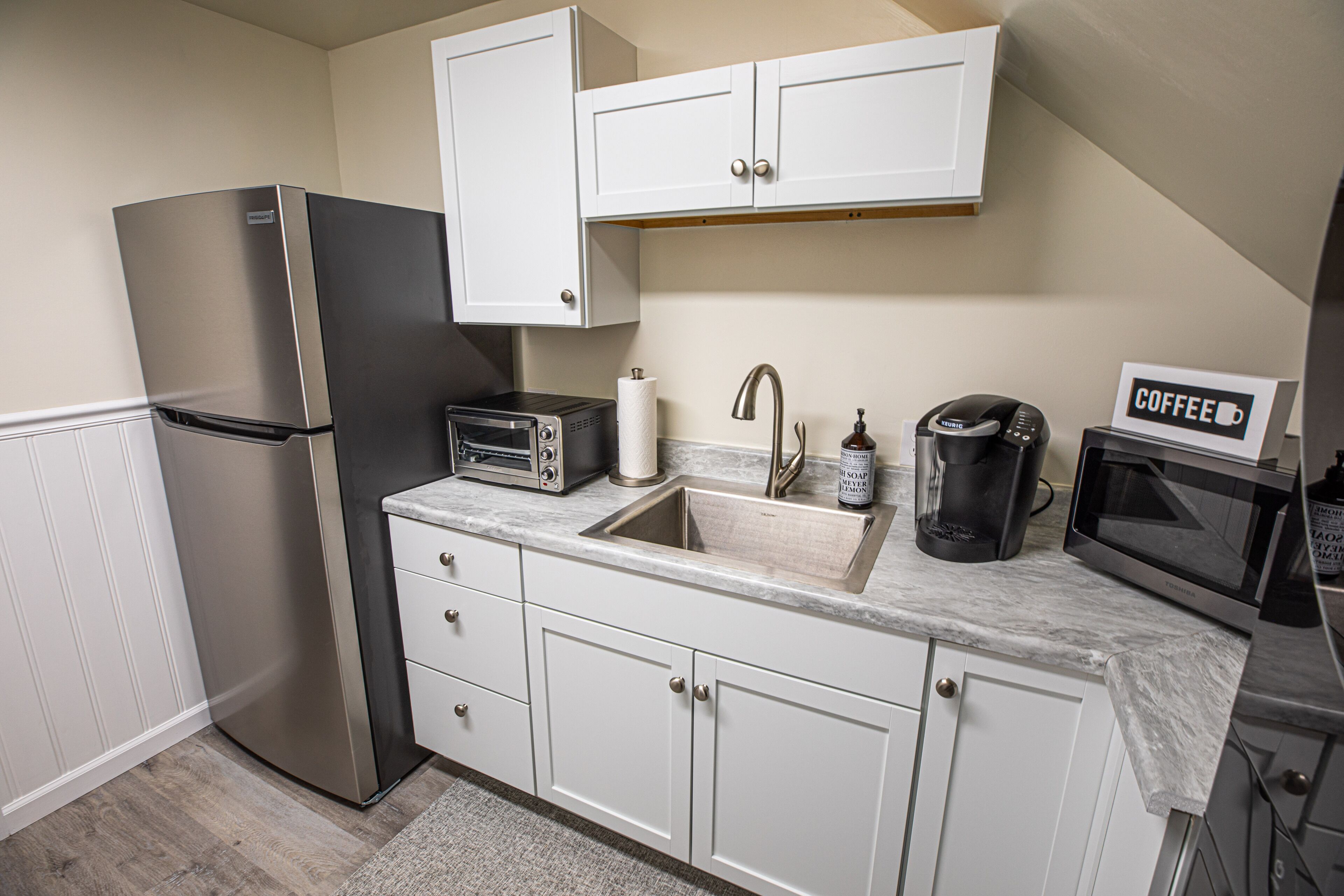 Frigorífico, microondas, cafetera o tetera y tostadora