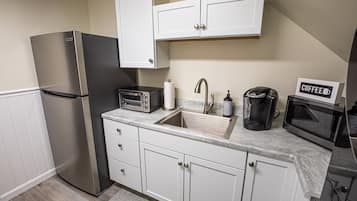 Frigorífico, microondas, cafetera o tetera y tostadora