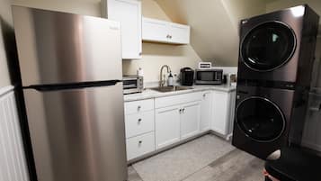 Refrigerador, microondas, cafetera y tetera y tostadora