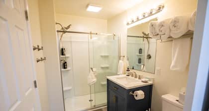 Totally Remodeled Cozy Apartment. 2.5 miles to Delaware Turf!