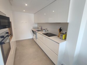 Refrigerador, microondas, horno, lavavajillas