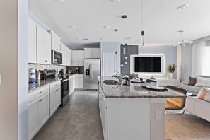 Fridge, microwave, oven, stovetop - 4142 Windsor Island new fantastic 12 guests pool (Davenport)