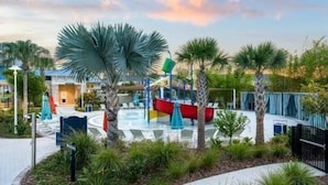 Un parc aquatique doté d’une rivière à courant doux, de palmiers et de chaises longues.