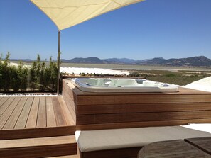 Outdoor spa tub
