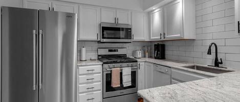 Refrigerador, microondas, horno, placa de cocina