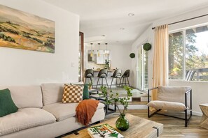 スマートテレビ、暖炉、書庫、PC モニター