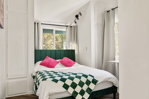 Escritorio, tabla de planchar con plancha, wifi gratis y ropa de cama 