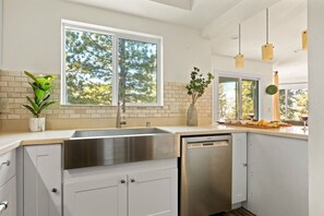 冷蔵庫、電子レンジ、オーブン、コンロ