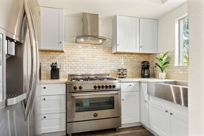 Køleskab, mikrobølgeovn, ovn, kogeplade