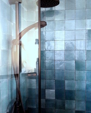 Douche, séchoir à cheveux, papier de toilette