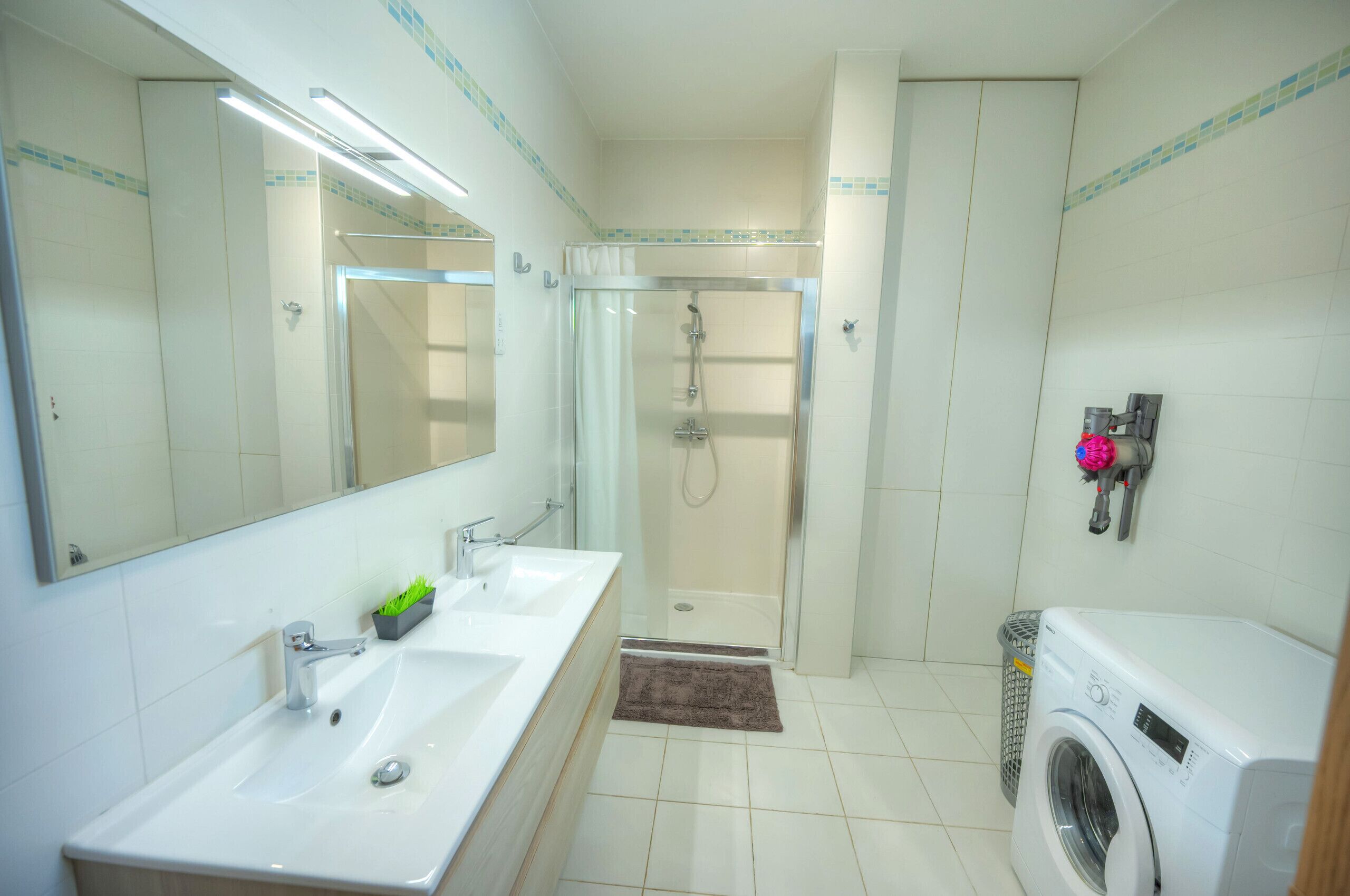 Dusche, Haartrockner, Handtücher