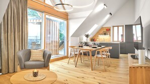 Un espacio habitable moderno estilo loft con comedor, cocina y zona de estar.