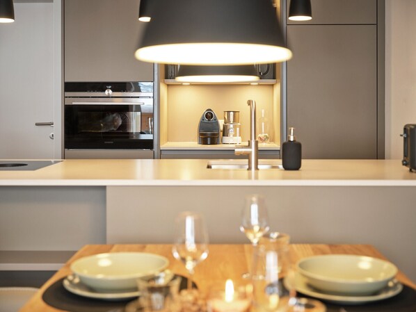 Kühlschrank, Ofen, Geschirrspüler, Wasserkocher mit Kaffee-/Teezubehör