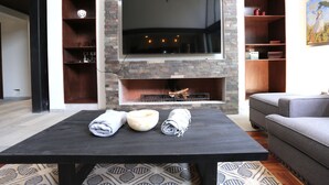 Living area - Modern New Luxury Private Villa for Family Fun - Pool, Jacuzzi, King Beds, Patio (Valle de Bravo)