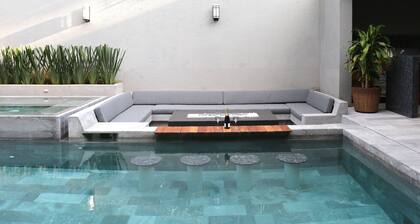 Modern New Luxury Private Villa for Family Fun - Pool, Jacuzzi, King Beds, Patio