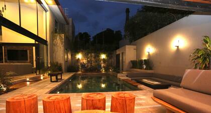 Modern New Luxury Private Villa for Family Fun - Pool, Jacuzzi, King Beds, Patio