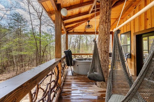 FoRest ReTreeT 2 bedroom•Hot Tub•Unique •Chatming•Adairsville•Cabin•Private