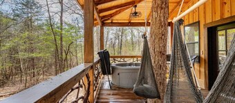 FoRest ReTreeT 2 bedroom•Hot Tub•Unique •Chatming•Adairsville•Cabin•Private