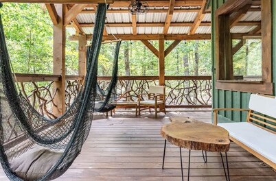 FoResTree House- Peaceful Luxury Treehouse Hot tub