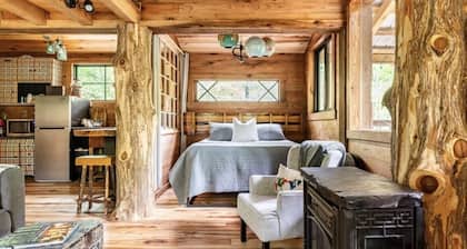 FoResTree House- Peaceful Luxury Treehouse Hot tub
