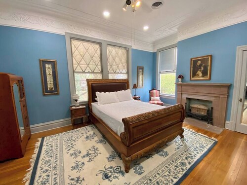 Elegant 2BR in 1905 Belhaven Historic Home