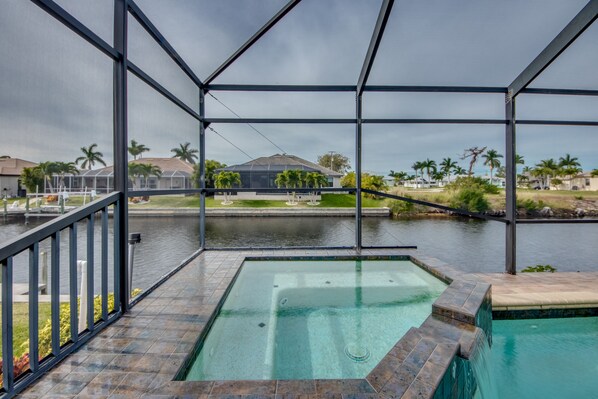 Outdoor pool, a heated pool - Heated Pool & Spa - Gulf Access - Office - Dock (Cape Coral)