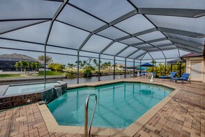 Una piscina al aire libre, una piscina climatizada