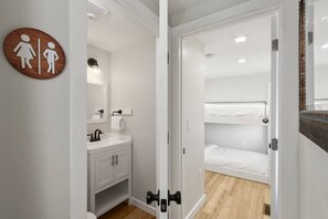 3 bedrooms, desk, iron/ironing board, free WiFi