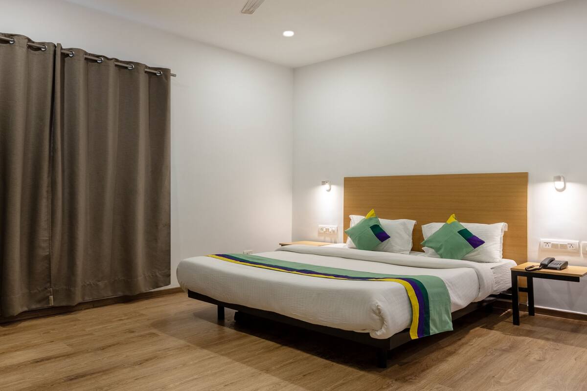 Deluxe Double Room | In-room safe, desk, soundproofing
