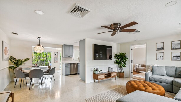 Smart TV, offices - Gorgeous Beach Home with heated pool and close to beach!  Pet friendly (Holmes Beach)
