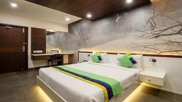 Deluxe Room | In-room safe, desk, soundproofing, bed sheets