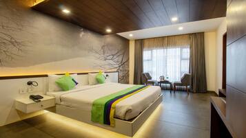 Deluxe Room | In-room safe, desk, soundproofing, bed sheets