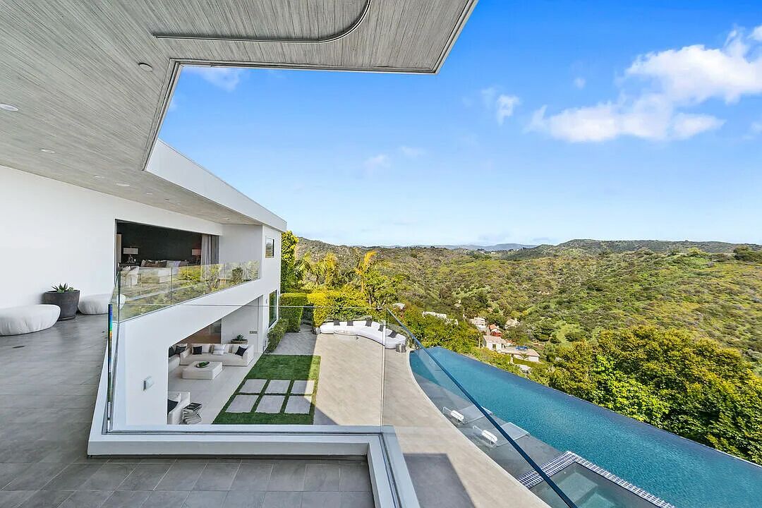 Summit Serenity: Modern Luxury 