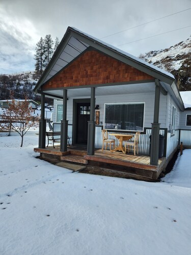 Cozy little cabin in the heart of Hells Canyon, with boat parking.