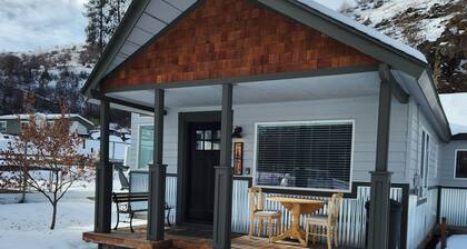 Cozy little cabin in the heart of Hells Canyon, with boat parking.