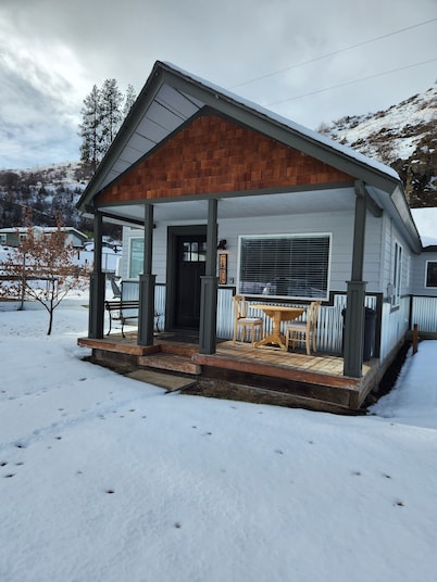 Cozy little cabin in the heart of Hells Canyon, with boat parking.