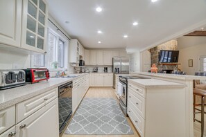 Réfrigérateur, micro-ondes, plaque de cuisson, lave-vaisselle