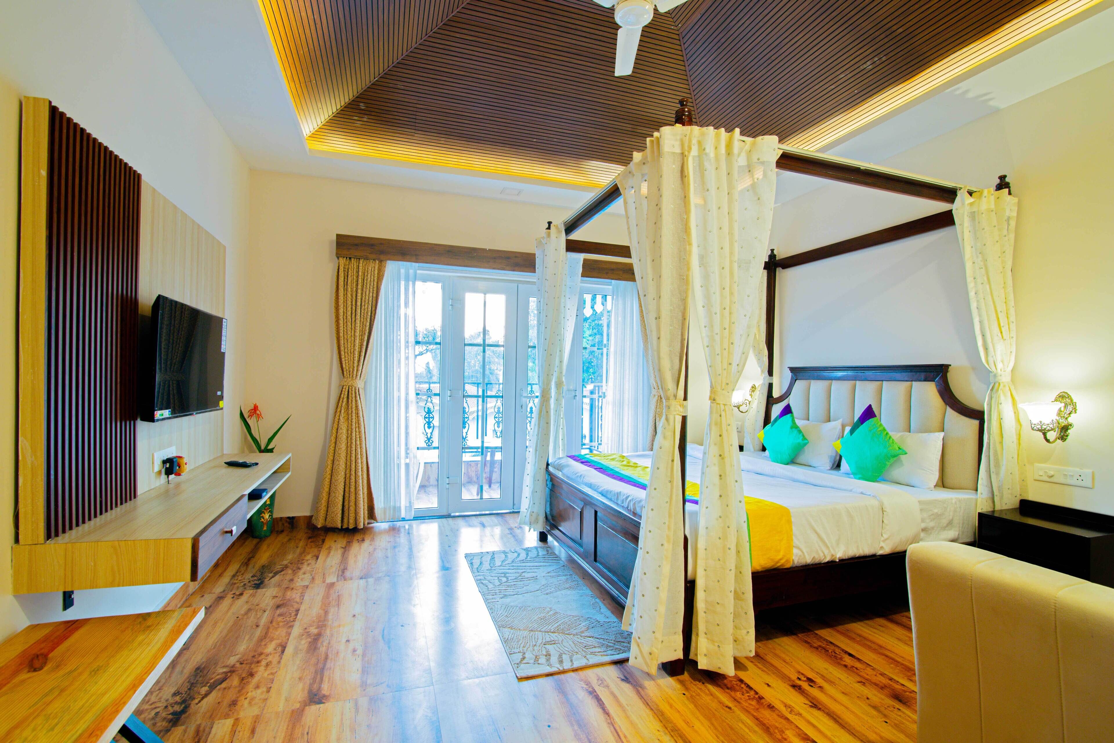 Deluxe Room | Individually furnished, desk, blackout drapes, iron/ironing board