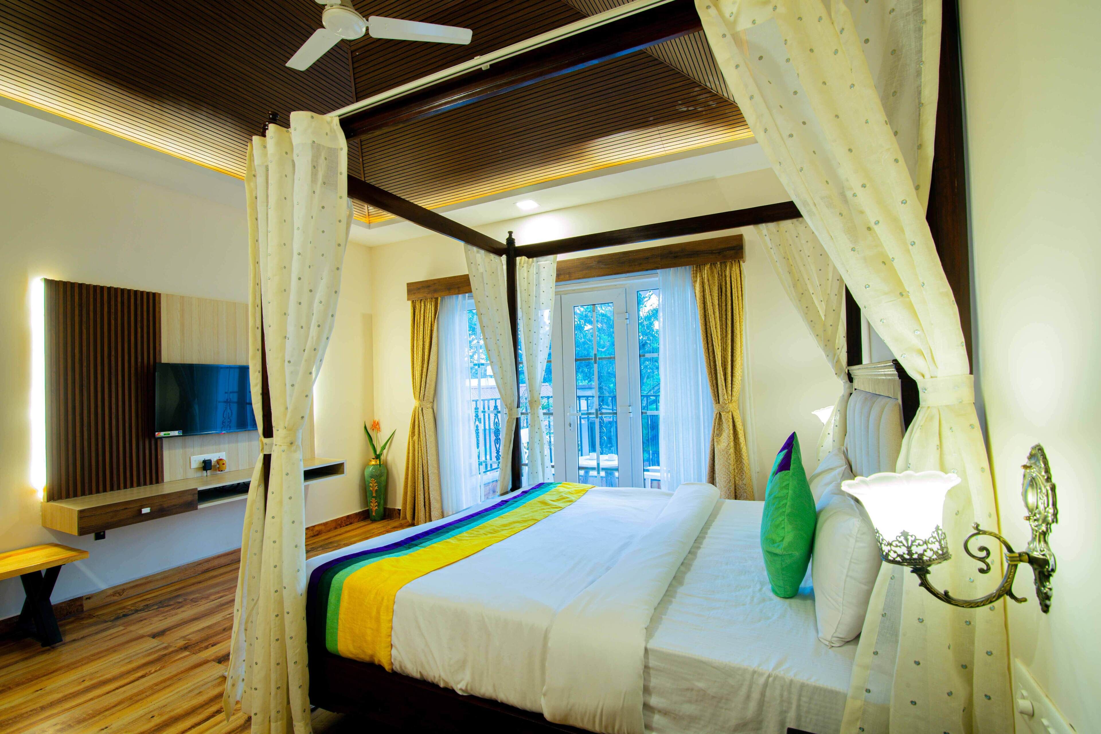 Deluxe Room | Individually furnished, desk, blackout drapes, iron/ironing board