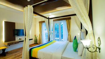 Deluxe Room | Individually furnished, desk, blackout drapes, iron/ironing board