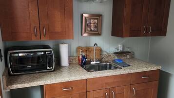 Jääkaappi, mikroaaltouuni, kahvin-/teenkeitin, leivänpaahdin