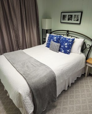 2 bedrooms, desk, iron/ironing board, WiFi