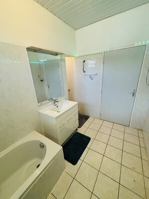 Dusche, Handtücher, Seife, Toilettenpapier