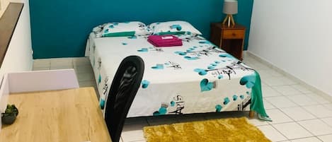 3 habitaciones, tabla de planchar con plancha, wifi y ropa de cama